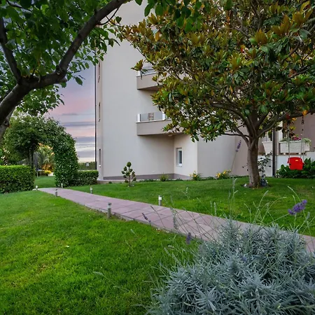 Sunny Garden Lux