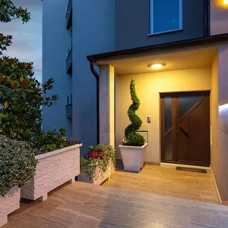 Апартаменти Sunny Garden Lux *