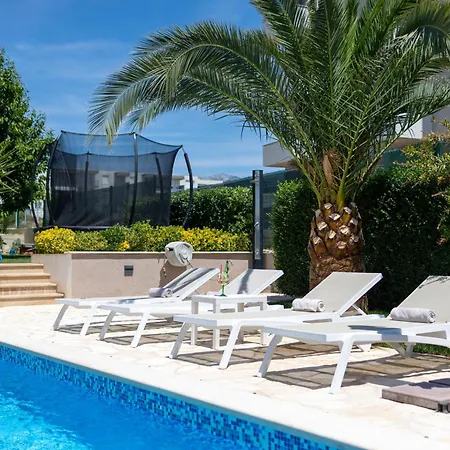 Апартаменти Sunny Garden Lux