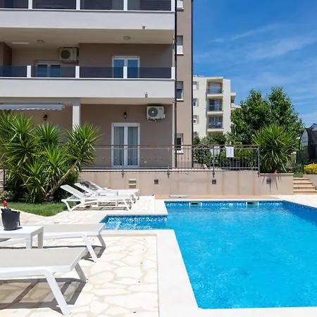 Апартаменти Sunny Garden Lux *