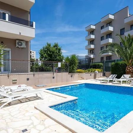 Апартаменти Sunny Garden Lux *