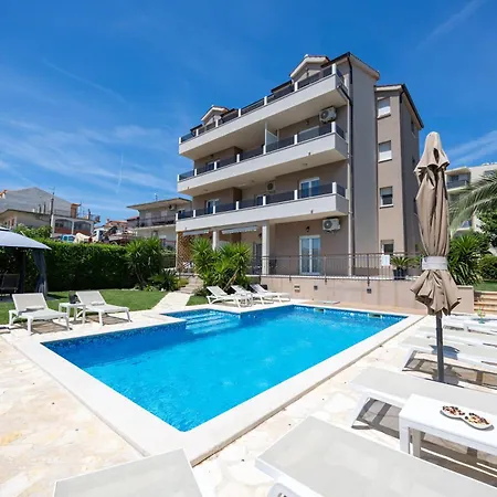 Sunny Garden Lux Апартаменти *